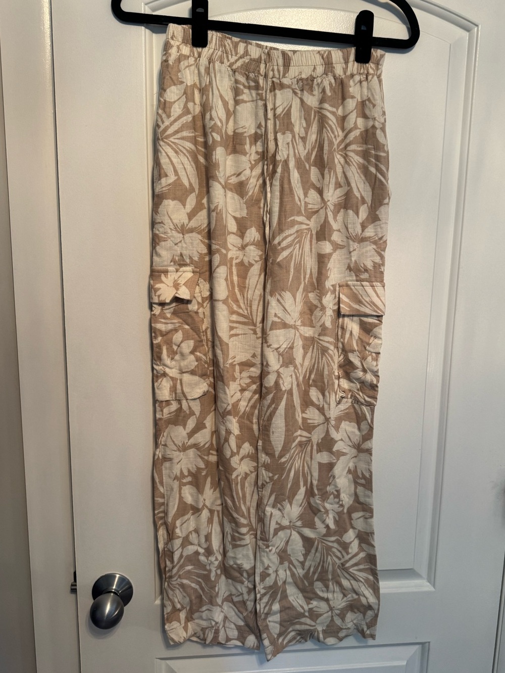 Monteau Los Angeles Beige Floral Cargo Pants— size small